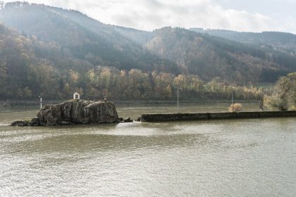 Der Jochenstein in der Donau