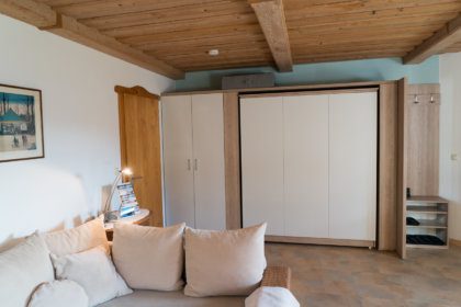 801 Wohnzimmer mit Schrankbet