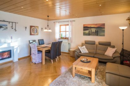 1004 Wohnzimmer mit Ess- und Sitzecke