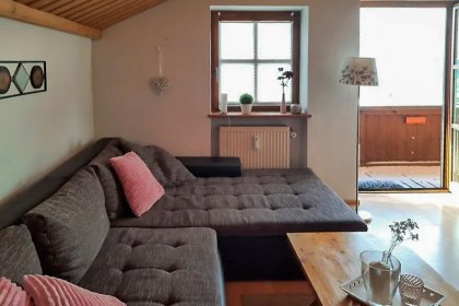 Gemütliches Wohnzimmer mit Balkon