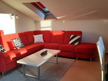 wohnzimmer-mit-couch