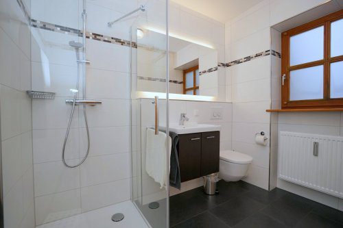 Badezimmer mit Dusche